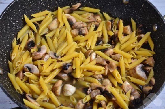 Pasta with mushrooms and cream: photo of recipe preparation, step 4