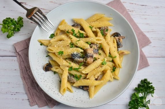 Pasta with mushrooms and cream: photo of recipe preparation, step 6