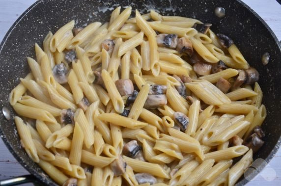 Pasta with mushrooms and cream: photo of recipe preparation, step 5