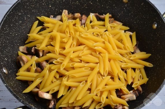 Pasta with mushrooms and cream: photo of recipe preparation, step 3