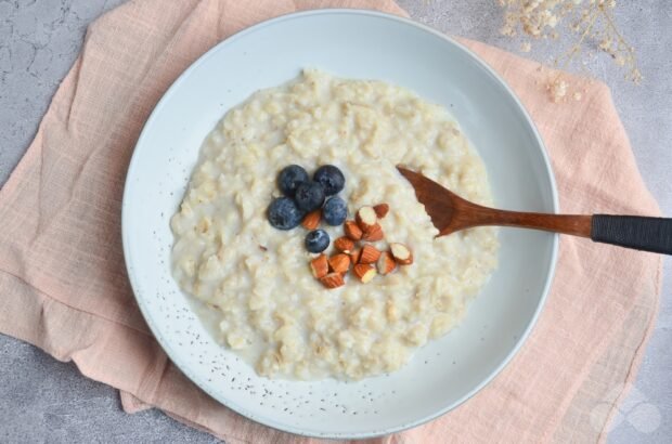 Oatmeal porridge with blueberries and almonds – a simple and delicious recipe with photos (step by step)