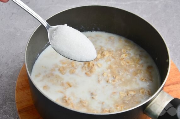 Oatmeal porridge with blueberries and almonds: photo of recipe preparation, step 2