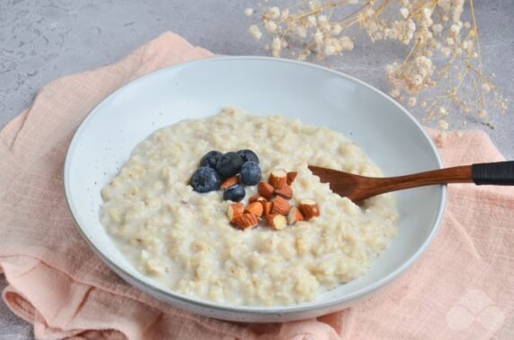 Oatmeal porridge with blueberries and almonds: photo of recipe preparation, step 4