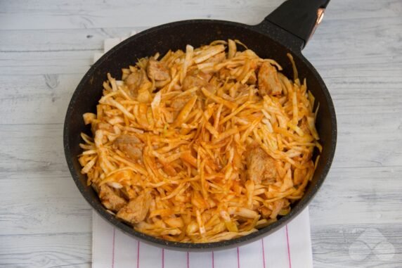 Braised cabbage with pork: photo of recipe preparation, step 6