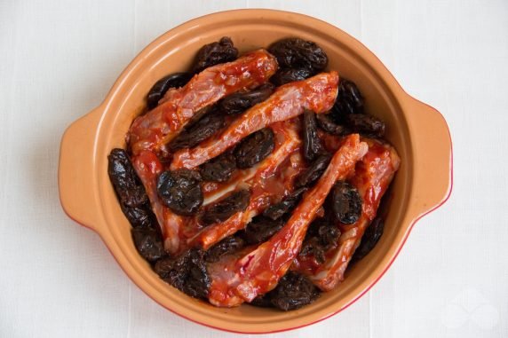 Pork ribs with prunes in the oven: photo of recipe preparation, step 7