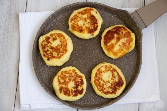 Boiled potato pancakes: photo of recipe preparation, step 4