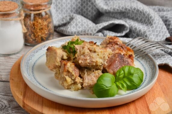 Pork on an onion pillow in the oven: photo of recipe preparation, step 5