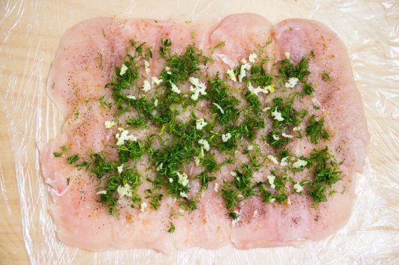 Chicken fillet roll with spices in the oven: photo of recipe preparation, step 2