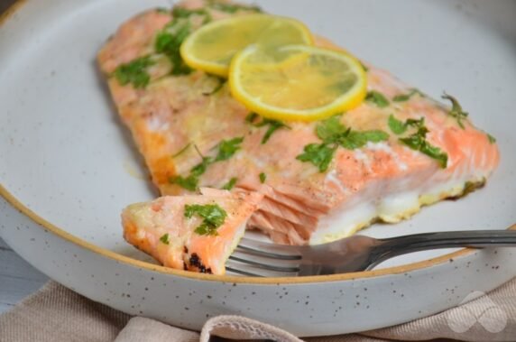 Salmon baked in garlic: photo of recipe preparation, step 6