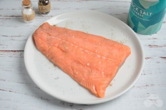 Salmon baked in garlic: photo of recipe preparation, step 2