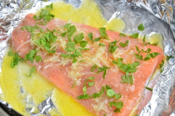 Salmon baked in garlic: photo of recipe preparation, step 5