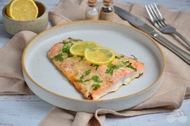 Salmon baked in garlic-butter sauce – a simple and delicious recipe with photos (step by step)