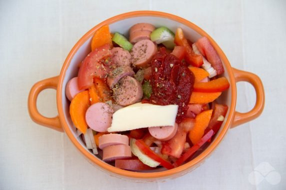 Vegetable stew with sausages in pots: photo of recipe preparation, step 2