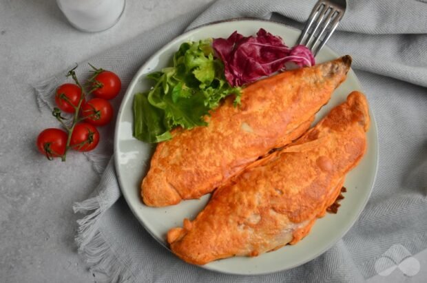 Mackerel fillet in tomato batter in a frying pan: photo of recipe preparation, step 6