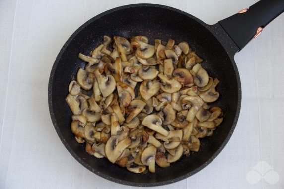 Buckwheat with mushrooms in pots: photo of recipe preparation, step 2