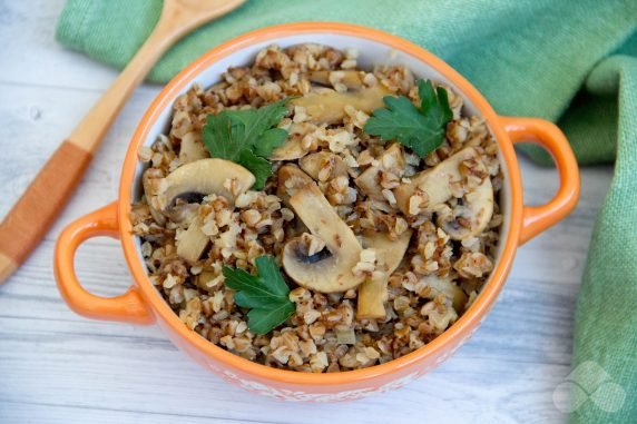 Buckwheat with mushrooms in pots: photo of recipe preparation, step 5