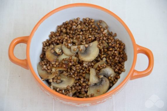 Buckwheat with mushrooms in pots: photo of recipe preparation, step 4