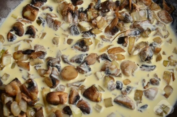 Salmon with mushrooms and cream in the oven: photo of recipe preparation, step 3