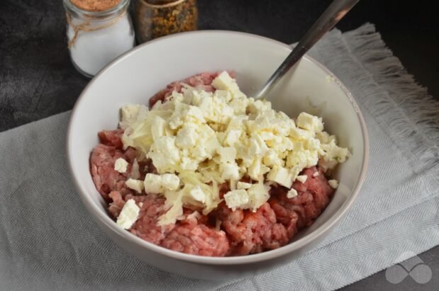 Meatballs with feta cheese in tomato: photo of recipe preparation, step 2