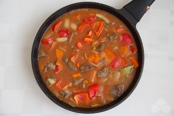 Beef and vegetable goulash with gravy: photo of recipe preparation, step 6