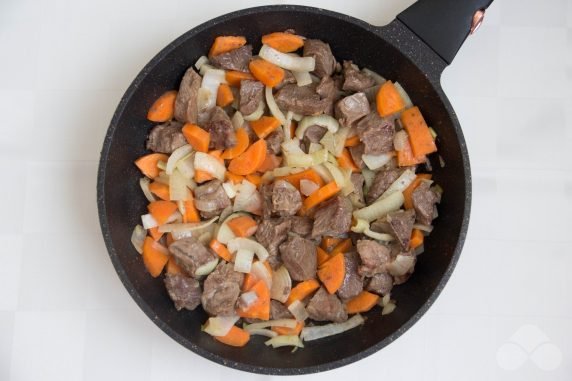 Beef and vegetable goulash with gravy: photo of recipe preparation, step 4