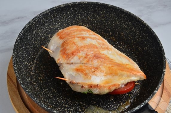 Stuffed chicken fillet with tomatoes and mozzarella: photo of recipe preparation, step 6