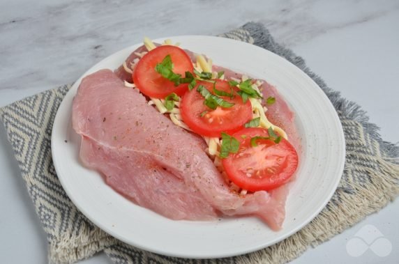 Stuffed chicken fillet with tomatoes and mozzarella: photo of recipe preparation, step 4