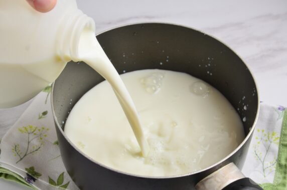 Thick semolina porridge with milk: photo of recipe preparation, step 1