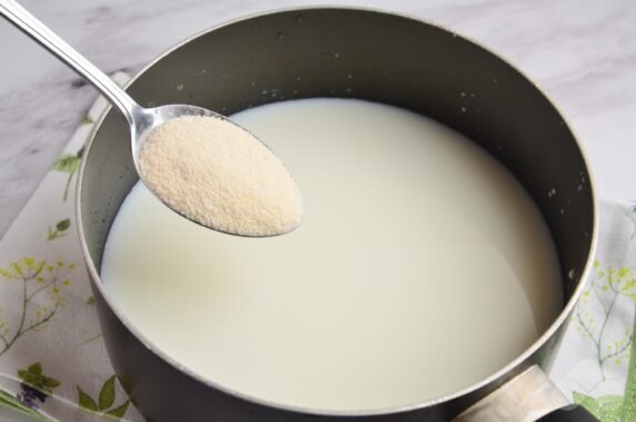 Thick semolina porridge with milk: photo of recipe preparation, step 2