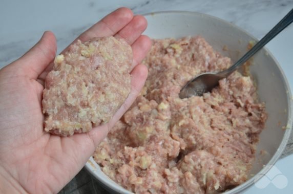 Classic recipe for meat cutlets: photo of recipe preparation, step 4