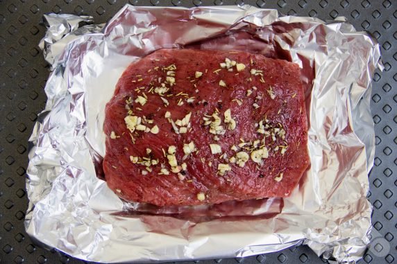 Beef whole piece, baked in the oven: photo of recipe preparation, step 5