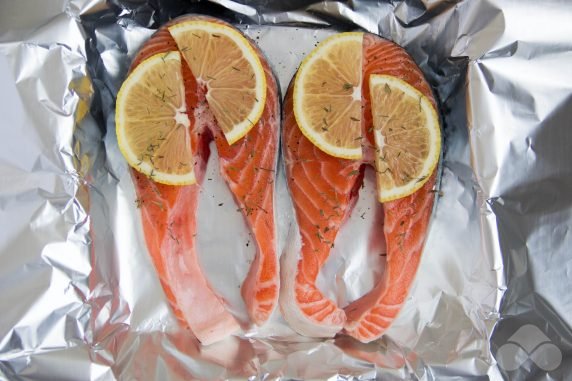 Baked salmon steak in foil: photo of recipe preparation, step 2