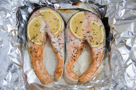 Baked salmon steak in foil: photo of recipe preparation, step 3