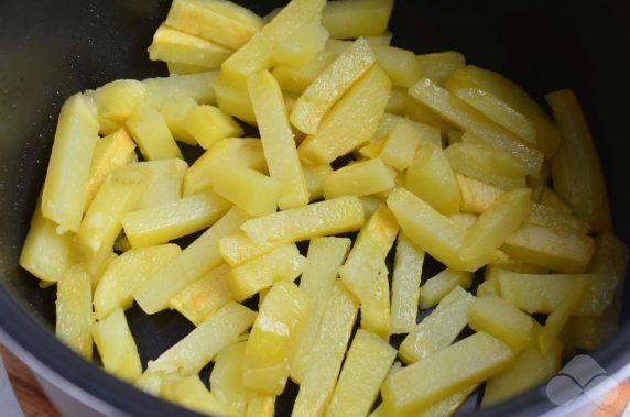 Fried potatoes with mushrooms in a slow cooker: photo of recipe preparation, step 3