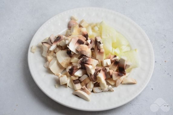 Fried potatoes with mushrooms in a slow cooker: photo of recipe preparation, step 2