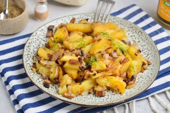 Fried potatoes with mushrooms in a slow cooker: photo of recipe preparation, step 5