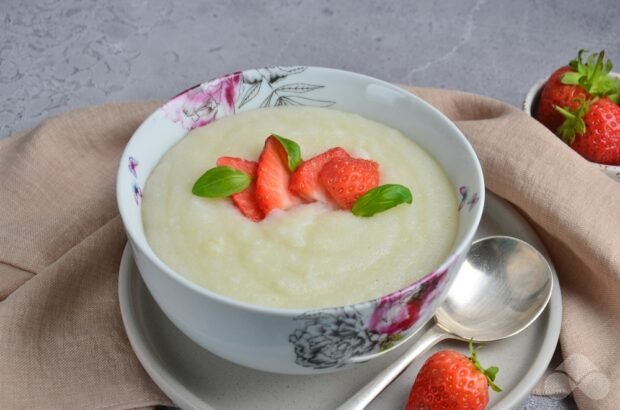 Semolina porridge on water