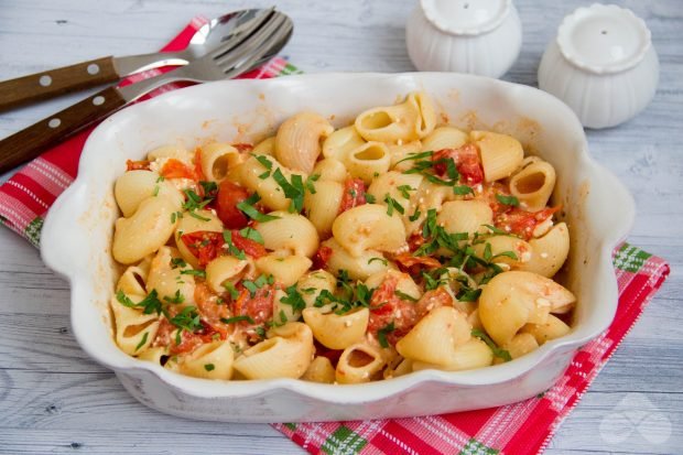 Pasta with baked tomatoes and feta