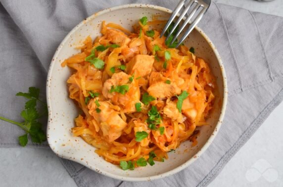 Cabbage stewed with chicken: photo of recipe preparation, step 7