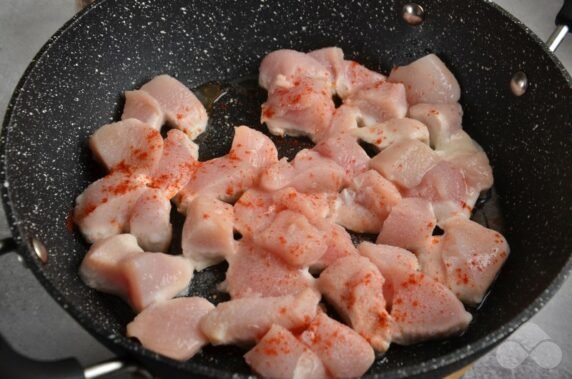 Chicken fillet in cream with peas and corn: photo of recipe preparation, step 2