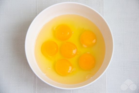 Fluffy omelet with flour: photo of recipe preparation, step 1