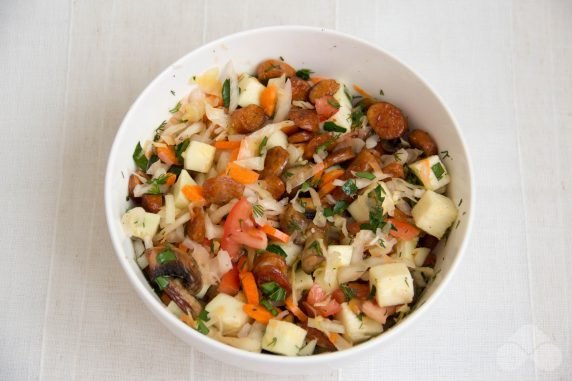 Vegetable stew with hunting sausages in pots: photo of recipe preparation, step 5