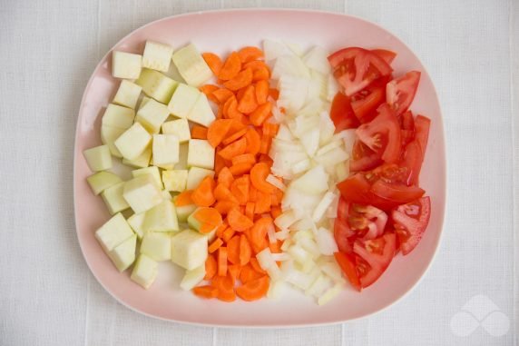 Vegetable stew with hunting sausages in pots: photo of recipe preparation, step 3