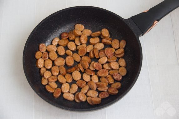 Vegetable stew with hunting sausages in pots: photo of recipe preparation, step 1