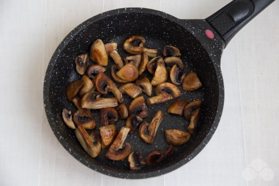 Vegetable stew with hunting sausages in pots: photo of recipe preparation, step 4