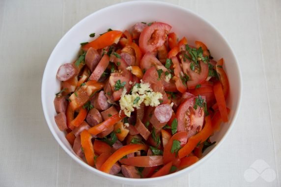 Casserole with bell pepper, tomatoes and hunting sausages: photo of recipe preparation, step 7