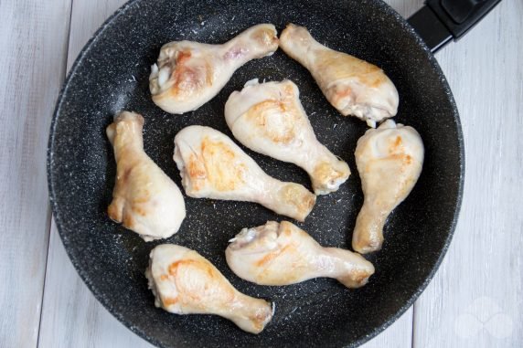 Teriyaki chicken legs in a frying pan: photo of recipe preparation, step 1