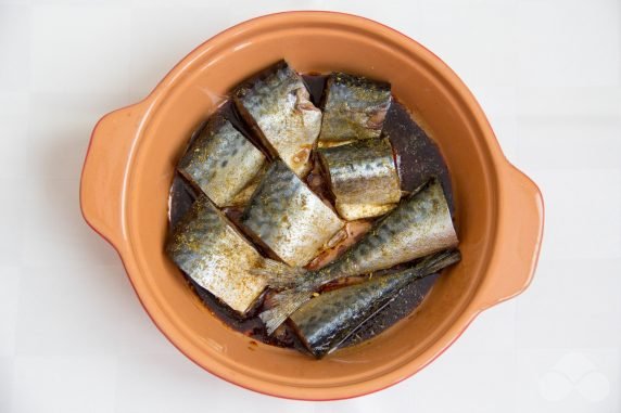 Mackerel slices in the oven: photo of recipe preparation, step 3