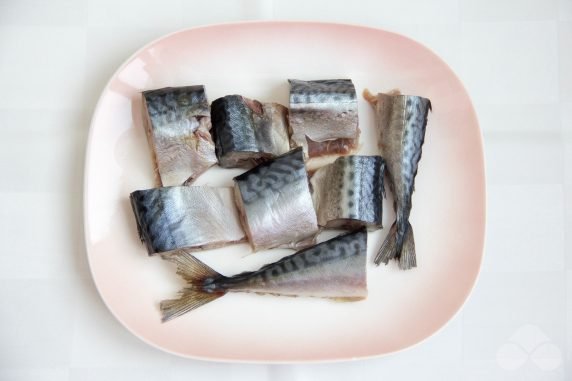 Mackerel slices in the oven: photo of recipe preparation, step 1