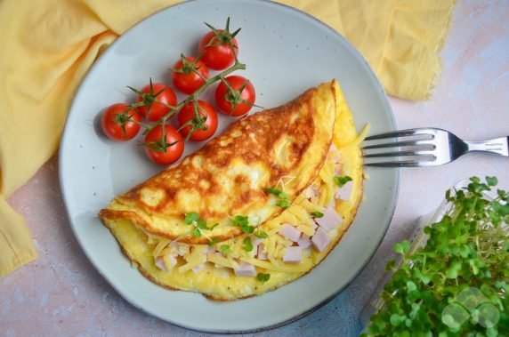 Omelet with ham and cheese: photo of recipe preparation, step 5